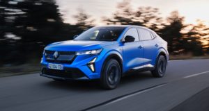 Il a une esthétique très particulière et est la voiture la plus puissante de la marque grâce à un système hybride de fiche haute performance Il a une esthétique très particulière et est la voiture la plus puissante de la marque grâce à un système hybride de fiche haute performance