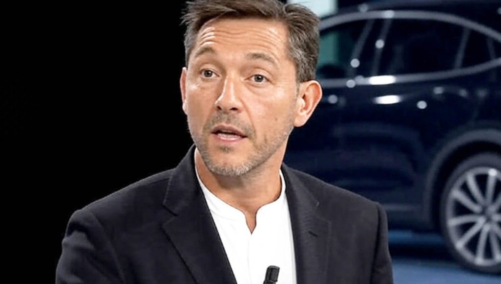 Ce présentateur bien connu, expert en économie, prévient si c'est Ce présentateur bien connu, expert en économie, prévient si c'est le moment de la voiture électrique: "Cela pourrait coûter 5 000 €"