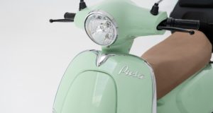 Pour 3.000 €, cette moto électrique “125” qui ressemble à une Vespa consomme seulement 0,6 €/100 km en ville. Por 3.000 €, esta moto eléctrica 'de 125' que parece una Vespa gasta 0,6 €/100 km en ciudad