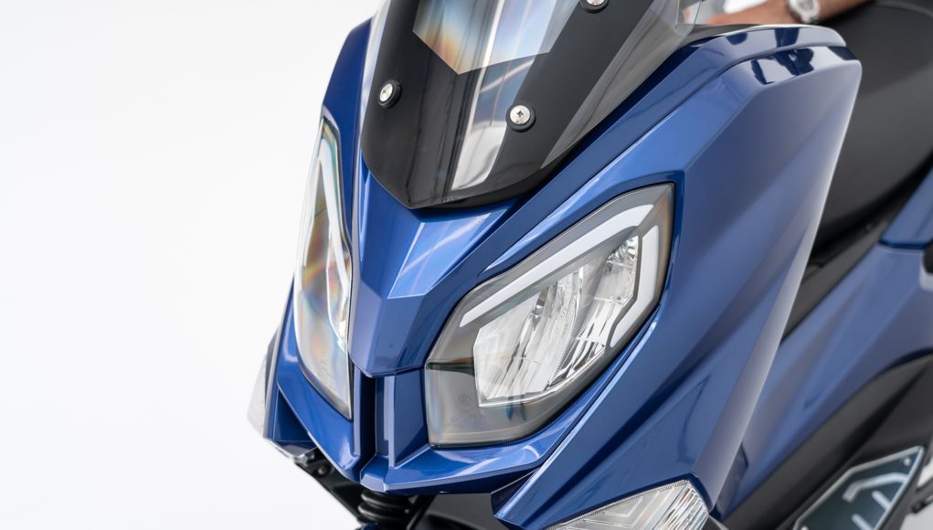 Cette moto de style Yamaha est en fait un scooter Cette moto de style Yamaha est en fait un scooter électrique «de 125» avec 250 km d'autonomie d'une marque espagnole