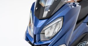 Cette moto de style Yamaha est en fait un scooter électrique «de 125» avec 250 km d'autonomie d'une marque espagnole Cette moto de style Yamaha est en fait un scooter électrique «de 125» avec 250 km d'autonomie d'une marque espagnole