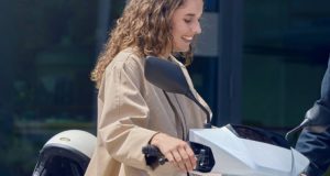 Avec des performances «de 125» et 70 km d'autonomie, cette moto électrique pour la ville a déjà un prix en Espagne et est moins cher que prévu Avec des performances «de 125» et 70 km d'autonomie, cette moto électrique pour la ville a déjà un prix en Espagne et est moins cher que prévu