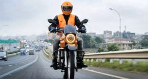 Développé en Afrique, cette moto électrique parcourt 6 000 km en 17 jours grâce à l'énergie solaire Développé en Afrique, cette moto électrique parcourt 6 000 km en 17 jours grâce à l'énergie solaire
