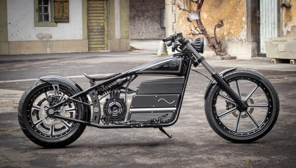 Cela ressemble à une Harley Davidson classique, mais c'est une Cela ressemble à une Harley Davidson classique, mais c'est une vraie moto électrique qui est apparue dans un important festival