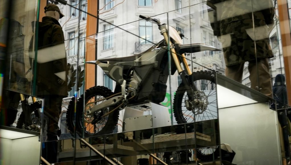 Le silence de l'équipement de cette moto électrique lui a Le silence de l'équipement de cette moto électrique lui a permis de se faufiler dans un magasin de vêtements London exclusif