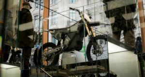 Le silence de l'équipement de cette moto électrique lui a permis de se faufiler dans un magasin de vêtements London exclusif Le silence de l'équipement de cette moto électrique lui a permis de se faufiler dans un magasin de vêtements London exclusif