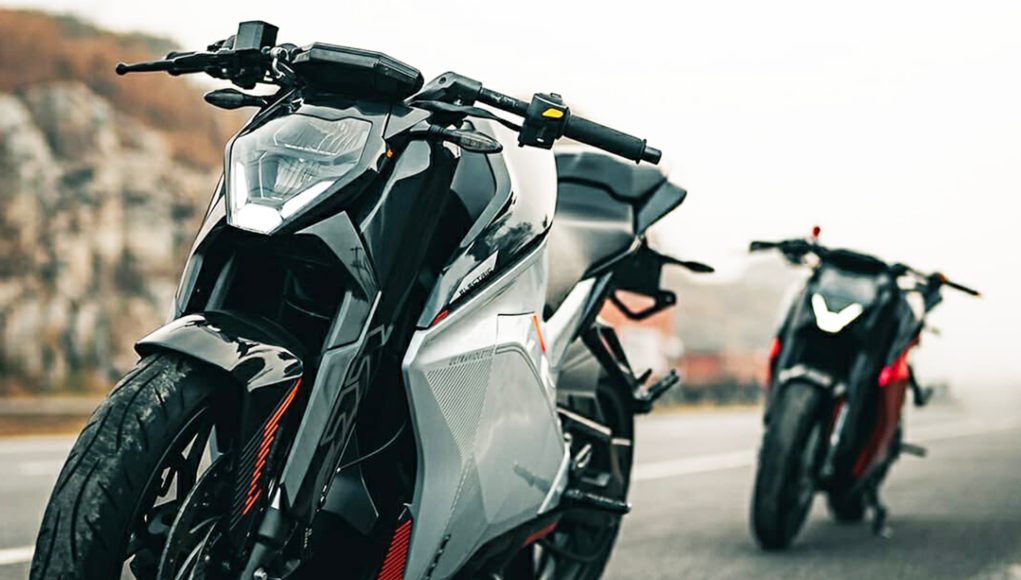 Cette moto électrique nue est déjà vendue en Allemagne est Cette moto électrique nue est déjà vendue en Allemagne est un `` 125 cc '' avec un rendement allant jusqu'à 40 ch et 230 km d'autonomie, mais il n'est pas si bon marché