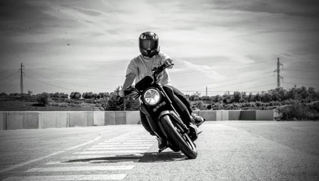 Cette moto coupée rétro d'une marque espagnole est un `` Cette moto coupée rétro d'une marque espagnole est un `` 125 '' qui cherche à surprendre la concurrence