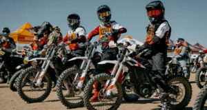 Une marque de moto électrique a pris plusieurs carrière pour le désert, prenant l'une d'entre elles la victoire Une marque de moto électrique a pris plusieurs carrière pour le désert, prenant l'une d'entre elles la victoire