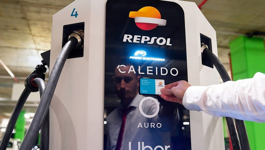 Cette station de chargement Repsol a de l'énergie pour faire Cette station de chargement Repsol a de l'énergie pour faire 42 voyages entre la Terre et la Lune en un an
