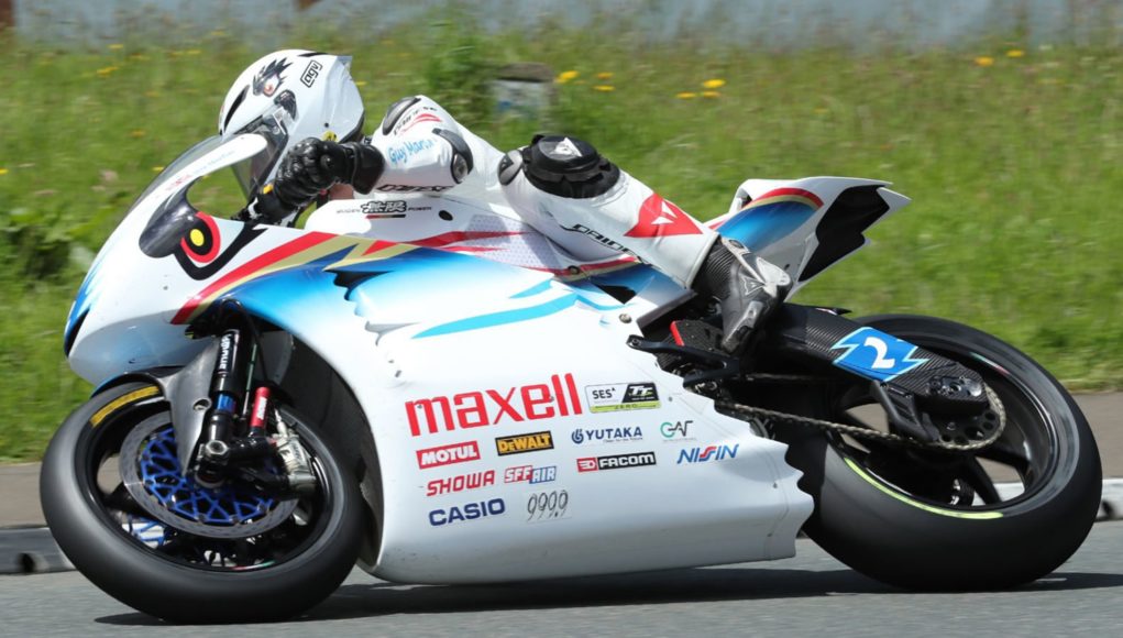 Presque personne ne s'en souvient, mais pendant 10 ans, les Presque personne ne s'en souvient, mais pendant 10 ans, les motos électriques ont participé à la race la plus dangereuse du monde, et Honda a mené