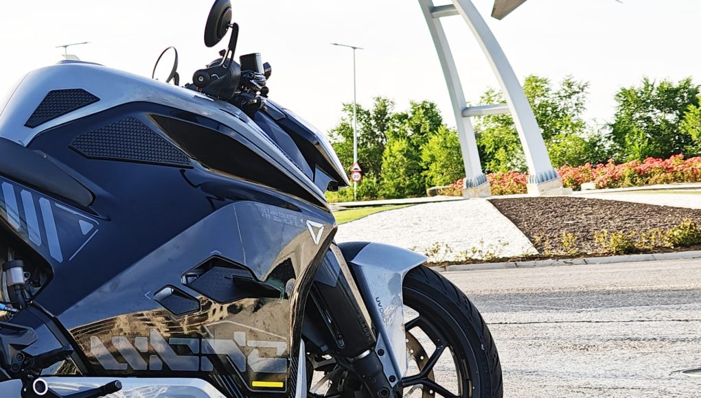 Cette moto a déjà un prix et une date de Cette moto a déjà un prix et une date de sortie en Espagne, approuvé comme «125» mais avec une puissance allant jusqu'à 40 ch