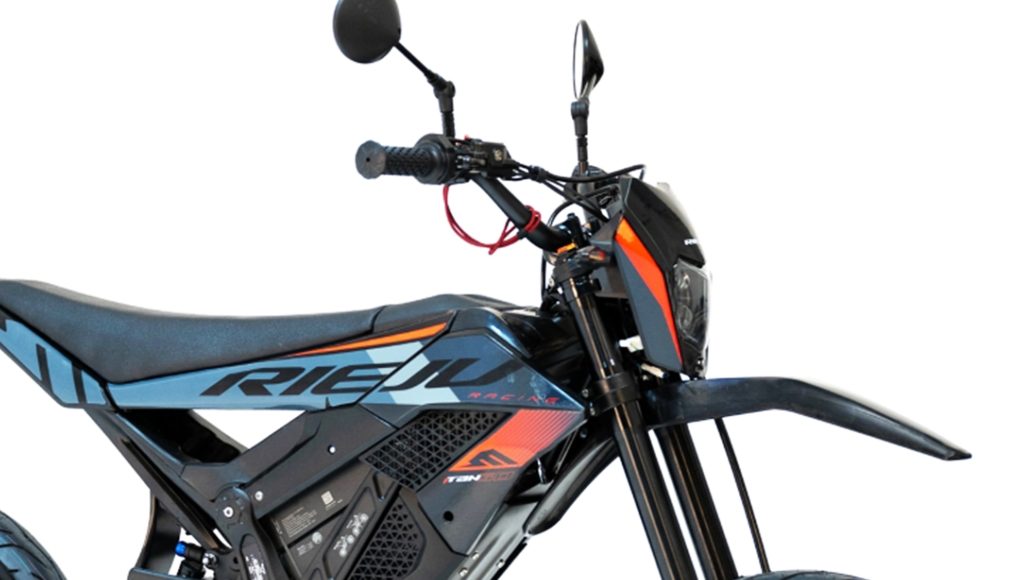 Moins cher qu'auparavant, cette moto Rieju enregistrée comme cyclomotor utilise Moins cher qu'auparavant, cette moto Rieju enregistrée comme cyclomotor utilise une batterie LG et est disponible en option hors route et supermotard