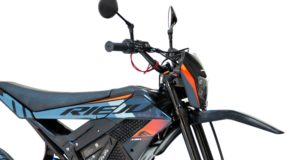 Moins cher qu'auparavant, cette moto Rieju enregistrée comme cyclomotor utilise une batterie LG et est disponible en option hors route et supermotard Moins cher qu'auparavant, cette moto Rieju enregistrée comme cyclomotor utilise une batterie LG et est disponible en option hors route et supermotard