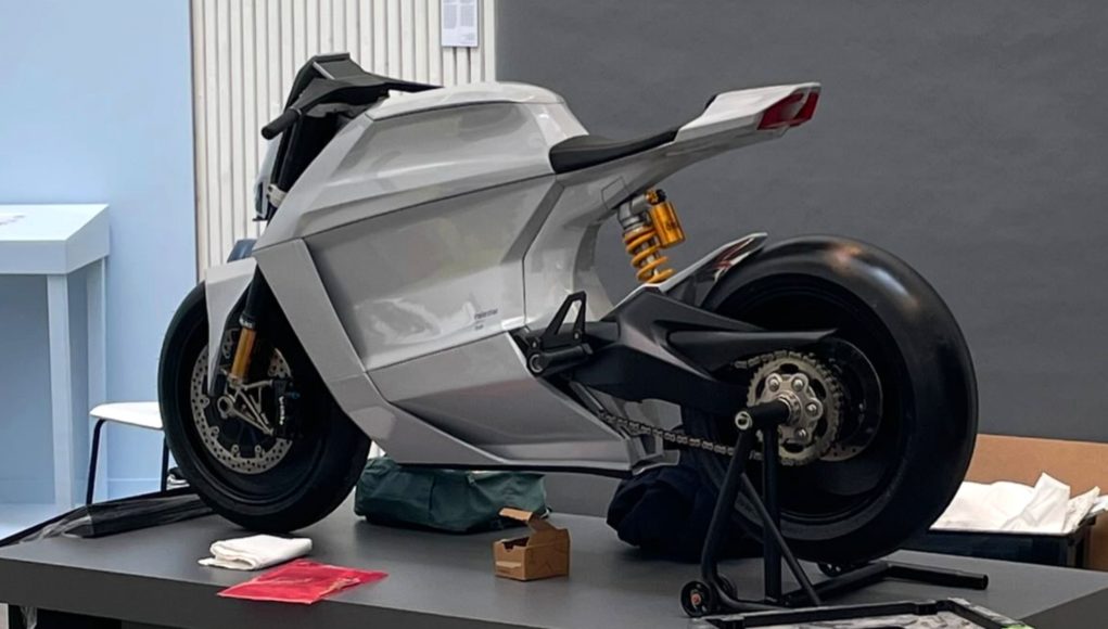 Un scorpion sert d'inspiration à cette importante marque de voiture Un scorpion sert d'inspiration à cette importante marque de voiture pour faire une moto électrique futuriste
