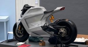 Un scorpion sert d'inspiration à cette importante marque de voiture pour faire une moto électrique futuriste Un scorpion sert d'inspiration à cette importante marque de voiture pour faire une moto électrique futuriste