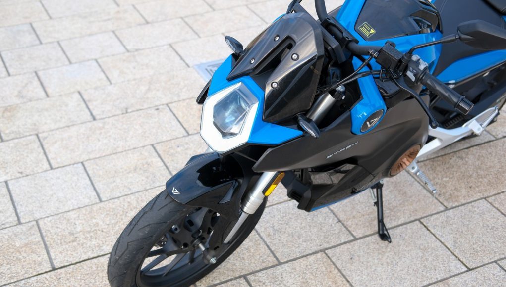 Cette moto nue qui améliore les performances du «125» et Cette moto nue qui améliore les performances du «125» et avec 150 km d'autonomie, est déjà au prix de l'Espagne