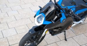 Cette moto nue qui améliore les performances du «125» et avec 150 km d'autonomie, est déjà au prix de l'Espagne Cette moto nue qui améliore les performances du «125» et avec 150 km d'autonomie, est déjà au prix de l'Espagne