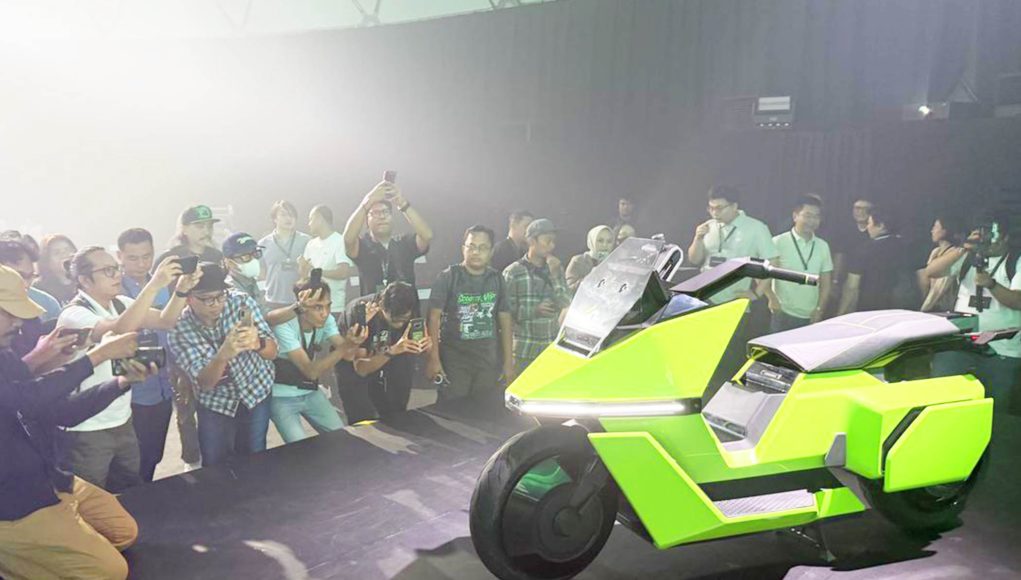 Cette moto électrique est la plus technologique au monde: elle Cette moto électrique est la plus technologique au monde: elle est autonome, elle est seule et change également de forme