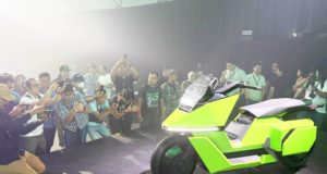 Cette moto électrique est la plus technologique au monde: elle est autonome, elle est seule et change également de forme Cette moto électrique est la plus technologique au monde: elle est autonome, elle est seule et change également de forme
