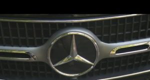 Une femme d’Atlanta affirme que le moteur de sa Mercedes a explosé après une simple vidange