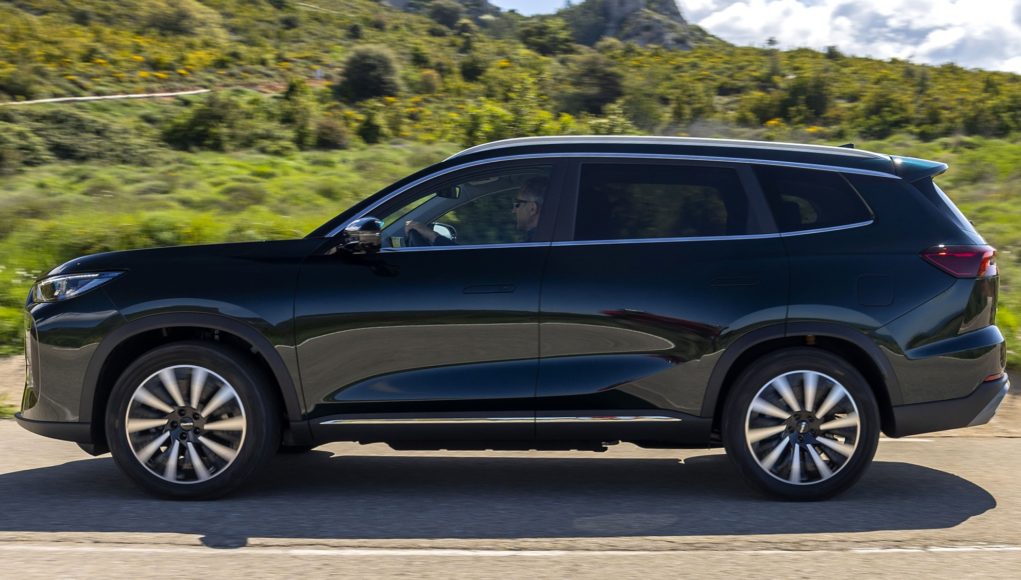 Avec une dépense de 0,7 litre et le même 280 Avec une dépense de 0,7 litre et le même 280 ch, ce SUV hybride à 7 sièges ajoute un nouvel équipement moins cher