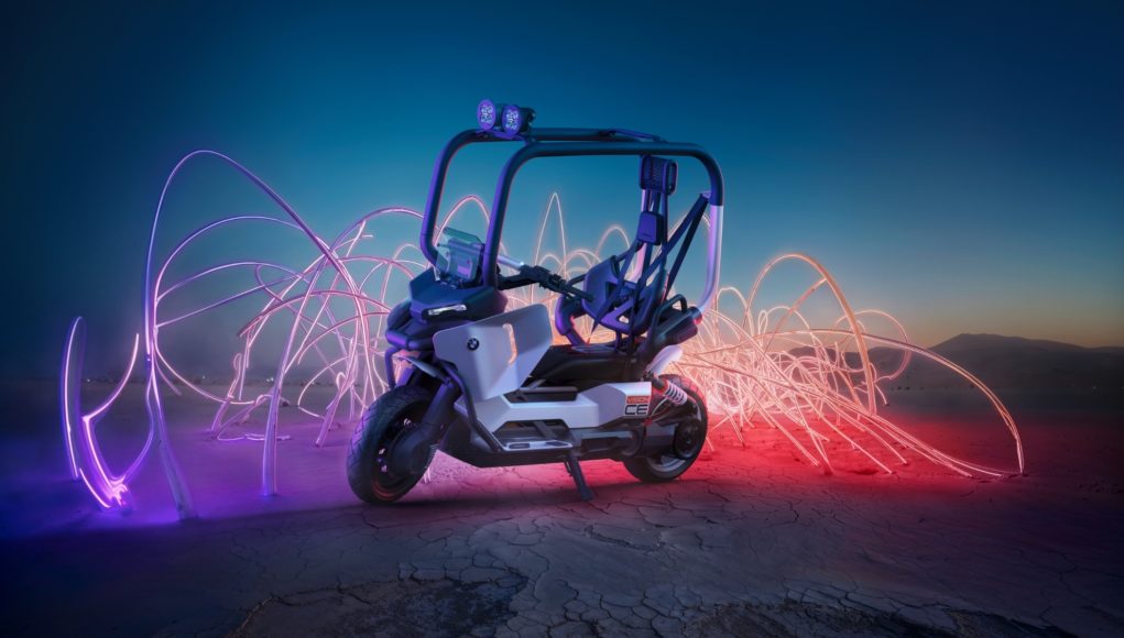 Le scooter qui avait un toit est retourné et n'avait Le scooter qui avait un toit est retourné et n'avait pas besoin d'un casque, maintenant en version électrique