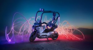 Le scooter qui avait un toit est retourné et n'avait pas besoin d'un casque, maintenant en version électrique Le scooter qui avait un toit est retourné et n'avait pas besoin d'un casque, maintenant en version électrique