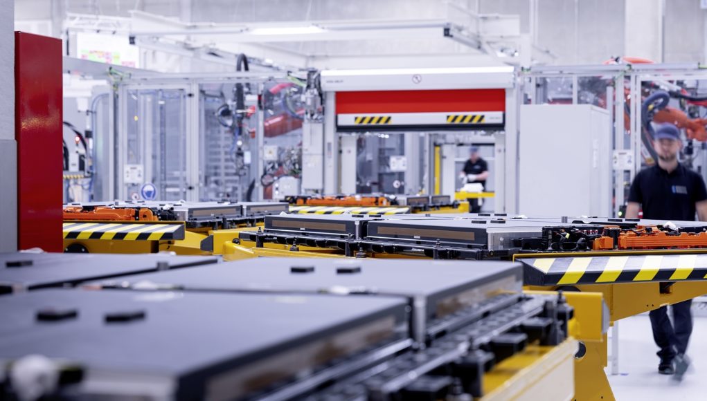 Mercedes pourrait avoir ses batteries à semi-conducteurs pour des voitures Mercedes pourrait avoir ses batteries à semi-conducteurs pour des voitures électriques de 1 000 km en `` un clignotement et se terminer avec un œil ''