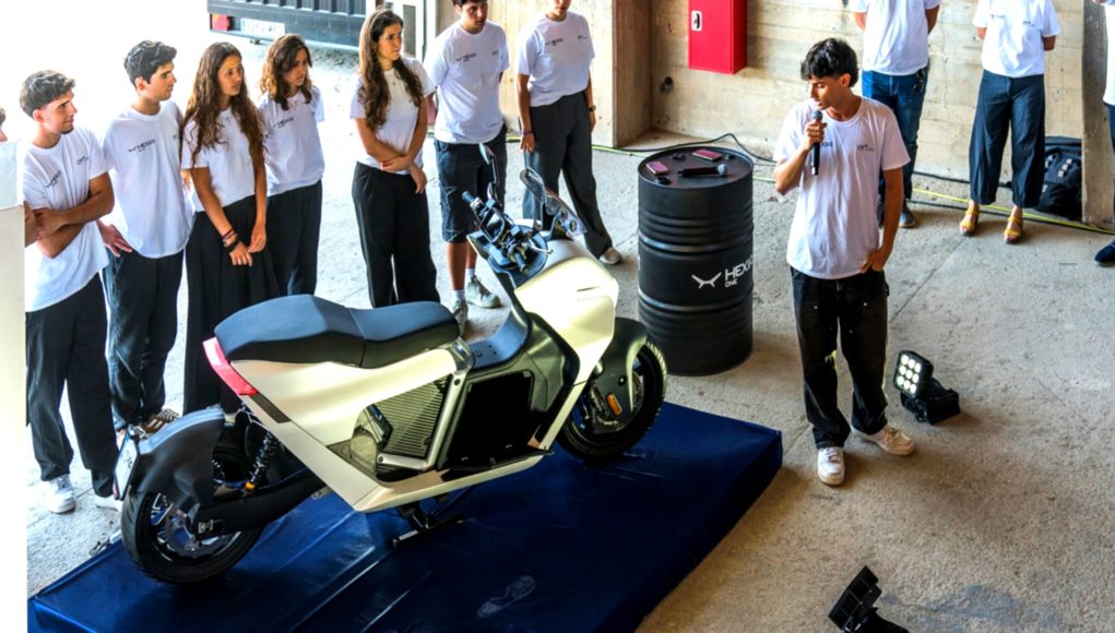 Le moteur puissant du futur Varg Stark Crows dans un Le moteur puissant du futur Varg Stark Crows dans un superscotier électrique effectué par les étudiants