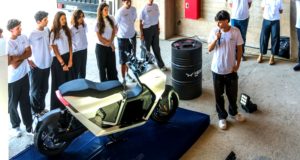 Le moteur puissant du futur Varg Stark Crows dans un superscotier électrique effectué par les étudiants Le moteur puissant du futur Varg Stark Crows dans un superscotier électrique effectué par les étudiants