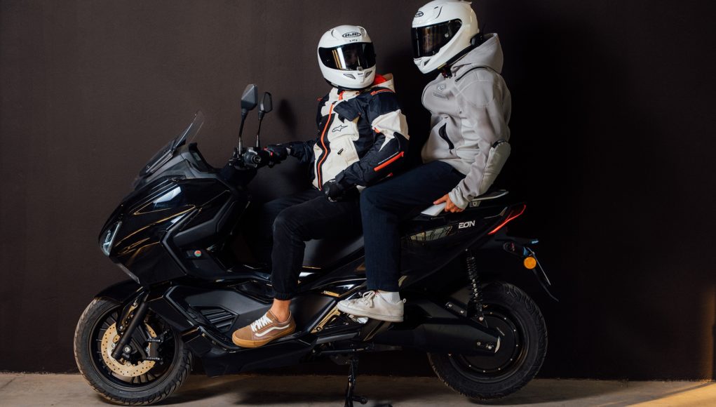 Cette moto espagnole «de 125» utilise une batterie Catl et Cette moto espagnole «de 125» utilise une batterie Catl et se faufile dans le segment du maxiscoootage avec 290 km d'autonomie