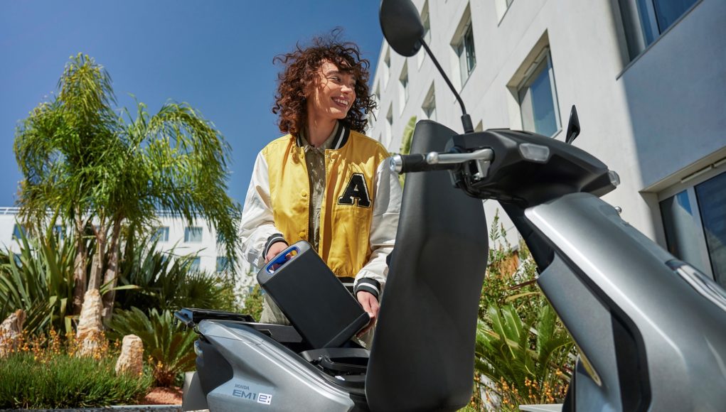 Honda vend cette moto électrique à autonomie urbaine moins chère Honda vend cette moto électrique à autonomie urbaine moins chère que jamais