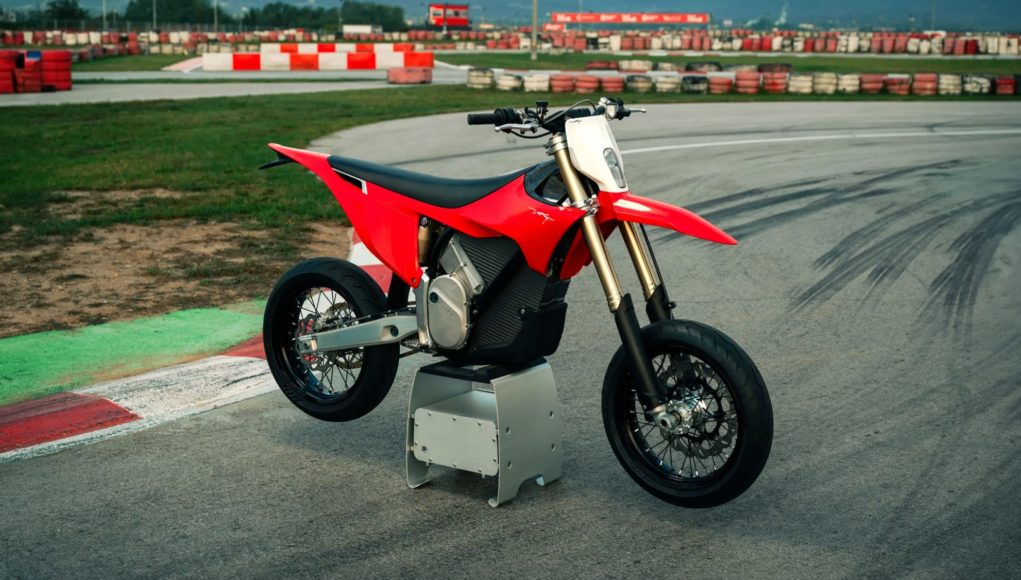 La marque la plus en vogue de ces derniers temps La marque la plus en vogue de ces derniers temps lance une moto électrique qui est une « bombe »