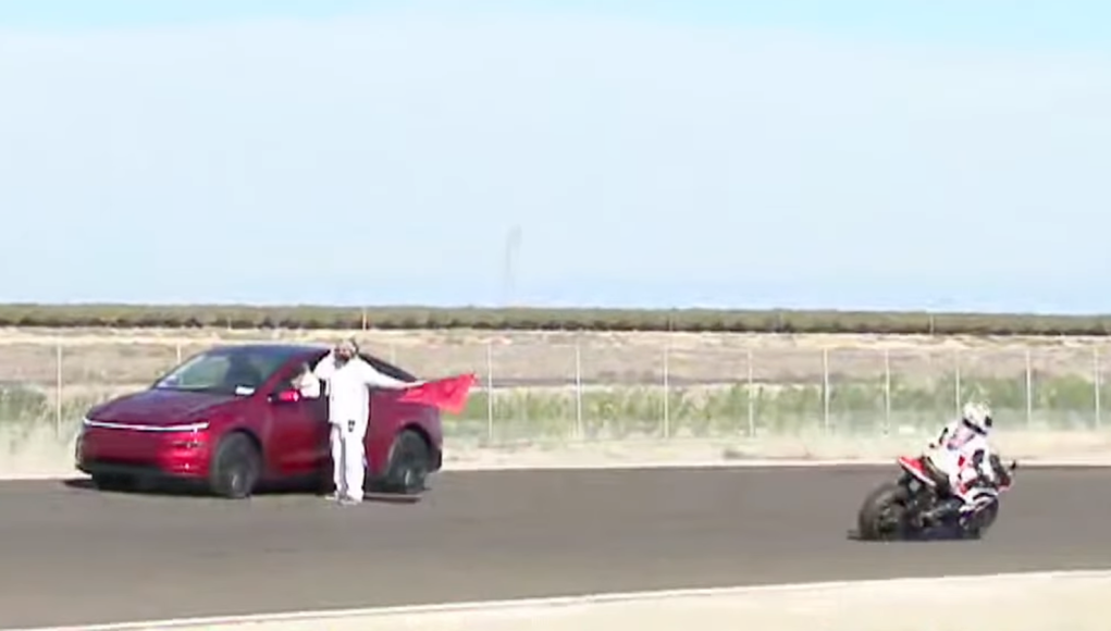 Un conducteur de Tesla se perd et participe d'une manière Un conducteur de Tesla se perd et participe d'une manière ou d'une autre à une course de moto en direct