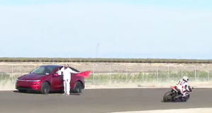 Un conducteur de Tesla se perd et participe d’une manière ou d’une autre à une course de moto en direct Un conducteur de Tesla se perd et participe d'une manière ou d'une autre à une course de moto en direct
