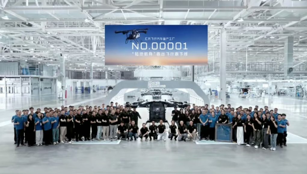 Après avoir tenu tête à Tesla, cette marque chinoise vient Après avoir tenu tête à Tesla, cette marque chinoise vient de fabriquer sa première voiture volante dans son usine de 120 000 mètres carrés