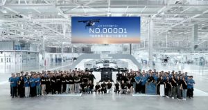 Après avoir tenu tête à Tesla, cette marque chinoise vient de fabriquer sa première voiture volante dans son usine de 120 000 mètres carrés Après avoir tenu tête à Tesla, cette marque chinoise vient de fabriquer sa première voiture volante dans son usine de 120 000 mètres carrés