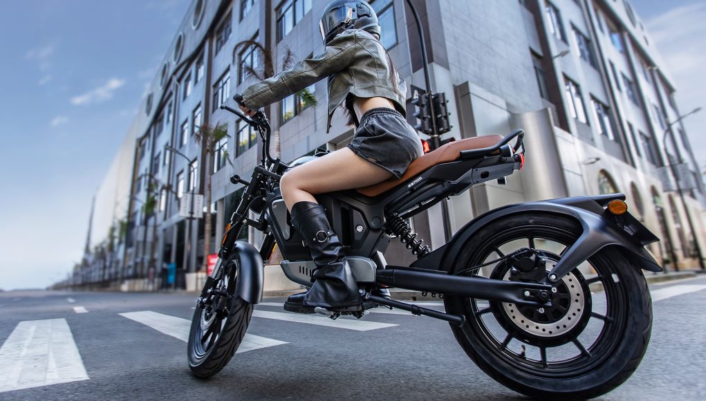 Au prix d'un vélo électrique, cette moto chinoise pas chère, Au prix d'un vélo électrique, cette moto chinoise pas chère, style Café Racer, peut parfaitement circuler en Europe