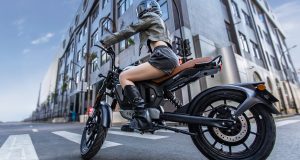 Au prix d’un vélo électrique, cette moto chinoise pas chère, style Café Racer, peut parfaitement circuler en Europe Au prix d'un vélo électrique, cette moto chinoise pas chère, style Café Racer, peut parfaitement circuler en Europe