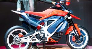 L’un des plus grands constructeurs de motos et scooters au monde prépare déjà une gamme 100% électrique, et on ne parle pas de Honda. L'un des plus grands constructeurs de motos et scooters au monde prépare déjà une gamme 100% électrique, et on ne parle pas de Honda.