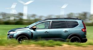 Dacia est du côté de ceux qui ne veulent pas de SUV : sa prochaine voiture sera une voiture familiale du segment C Dacia est du côté de ceux qui ne veulent pas de SUV : sa prochaine voiture sera une voiture familiale du segment C
