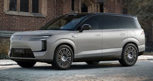 La marque la plus chic de BYD présente un SUV hybride 6 places avec près de 1 000 ch de puissance qui ne coûte que 38 800 € La marque la plus chic de BYD présente un SUV hybride 6 places avec près de 1 000 ch de puissance qui ne coûte que 38 800 €
