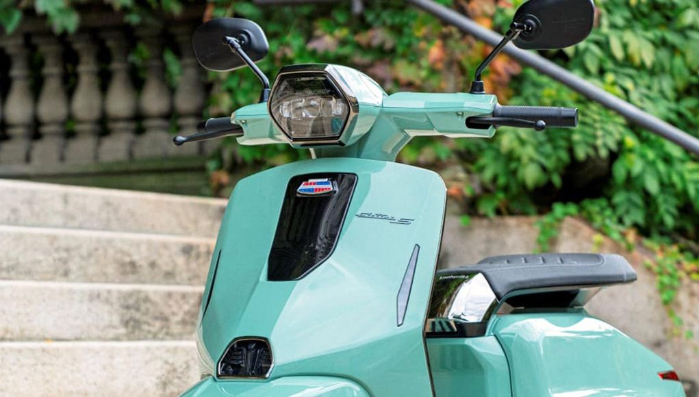 Ce scooter italien avec l'âme d'une Vespa fait ses débuts Ce scooter italien avec l'âme d'une Vespa fait ses débuts dans la marque en tant que moto électrique « 125 » avec 120 km d'autonomie