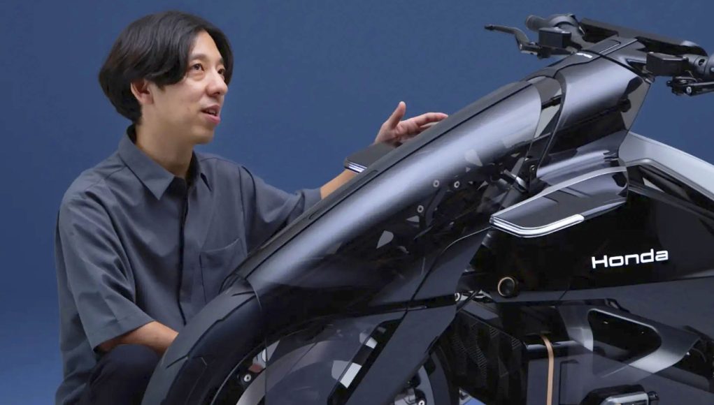 « Ne faire qu'un avec la moto », voilà comment « Ne faire qu'un avec la moto », voilà comment le designer Honda définit ses innovations : un empattement long, des moteurs intégrés aux roues et l'absence de rétroviseurs.