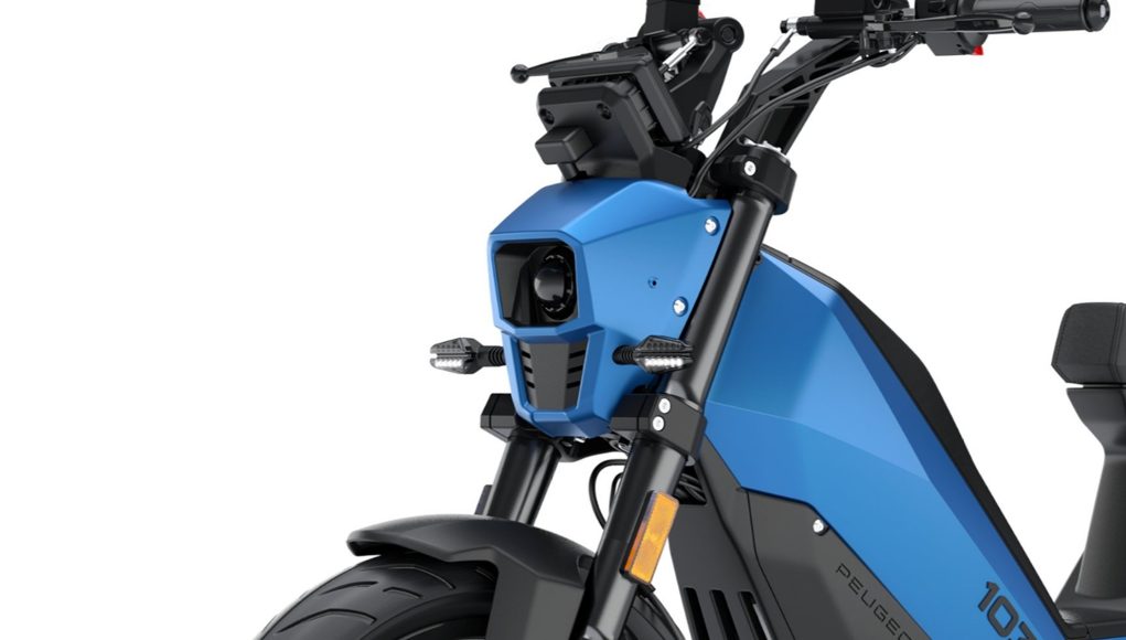 Il pèse 100 kg et confirme le retour de cette Il pèse 100 kg et confirme le retour de cette moto Peugeot, mais désormais électrique, homologuée en cyclomoteur ou '125' et avec jusqu'à 65 km d'autonomie