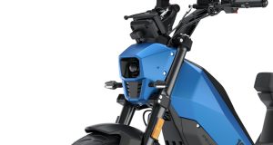 Il pèse 100 kg et confirme le retour de cette moto Peugeot, mais désormais électrique, homologuée en cyclomoteur ou ‘125’ et avec jusqu’à 65 km d’autonomie Il pèse 100 kg et confirme le retour de cette moto Peugeot, mais désormais électrique, homologuée en cyclomoteur ou '125' et avec jusqu'à 65 km d'autonomie