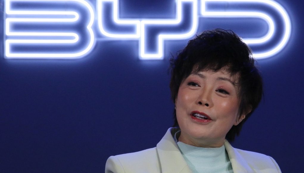 Même Stella Li reconnaît que cette fonction est un obstacle Même Stella Li reconnaît que cette fonction est un obstacle pour BYD, et c'est pourquoi ils cesseront de l'utiliser dans leurs voitures