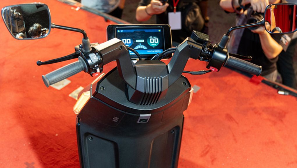 Pour 2 500 €, cette moto « hybride » de Pour 2 500 €, cette moto « hybride » de 325 km d'autonomie est pionnière sur le marché, et l'Europe est une cible importante