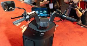Pour 2 500 €, cette moto « hybride » de 325 km d’autonomie est pionnière sur le marché, et l’Europe est une cible importante Pour 2 500 €, cette moto « hybride » de 325 km d'autonomie est pionnière sur le marché, et l'Europe est une cible importante